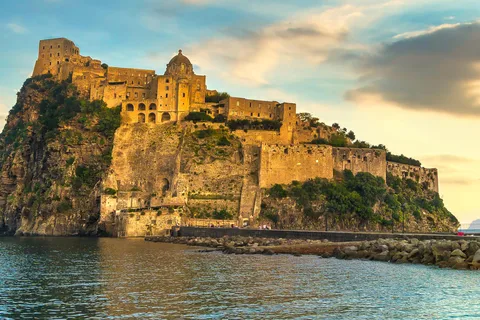 Excursión exclusiva por Ischia: navega entre bahías secretas, fuentes termales y naturaleza