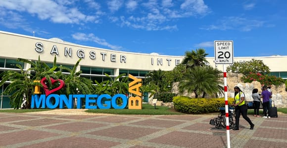 Montego Bay: Airport Transfer with City Tour