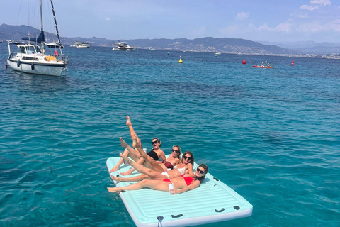 Cannes: cruzeiro privado com champanhe para ver os fogos de artifícioCannes: Cruzeiro privado com fogos de artifício e champanhe