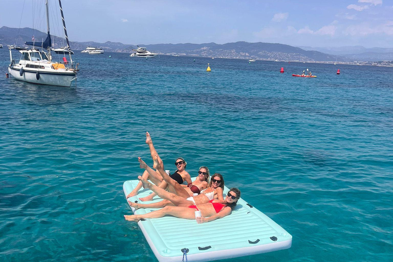 Cannes: cruzeiro privado com champanhe para ver os fogos de artifícioCannes: Cruzeiro privado com fogos de artifício e champanhe