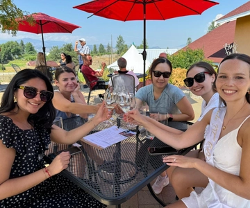 Kelowna: E-Bike Guided Wine Tour with Lunch & Tastings