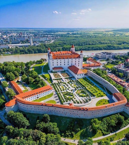 Von Wien: Bratislava-Tagestour mit Schloss &amp; Mittagessen