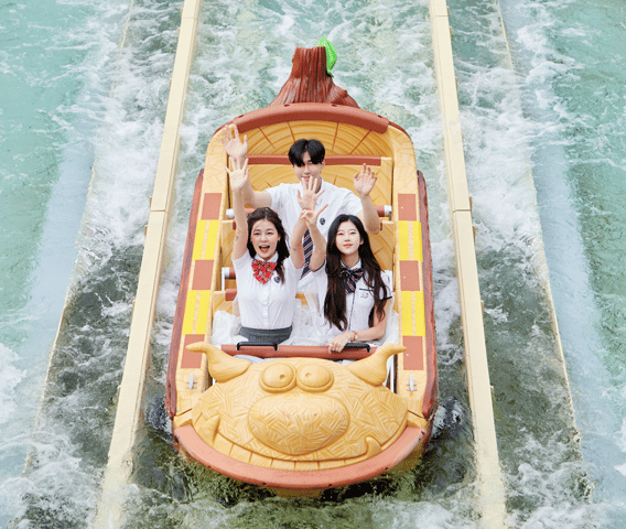 Busan: Lotte World 1 Day Pass + Korean School Uniform Rental