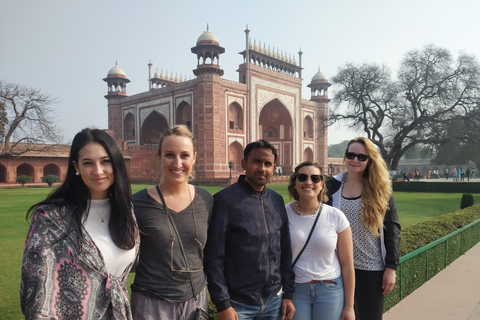 Da Delhi: Tour dell&#039;alba del Taj Mahal tutto compreso in autoAuto + Guida + Pranzo