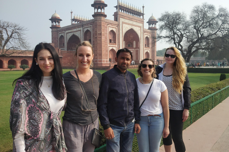 Da Delhi: Tour dell&#039;alba del Taj Mahal tutto compreso in autoAuto + Guida + Pranzo