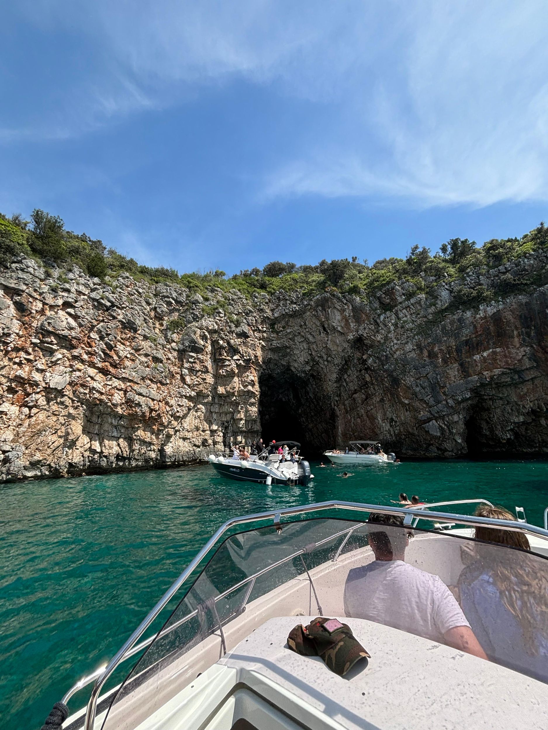 Kotor: Bootstour nach Perast, zur Verborgenen Höhle und durch den Tunnel mit Getränk