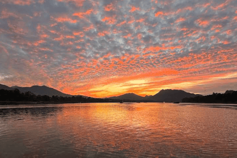 Luang Prabang: Mekong River Sunset Cruise with Snacks