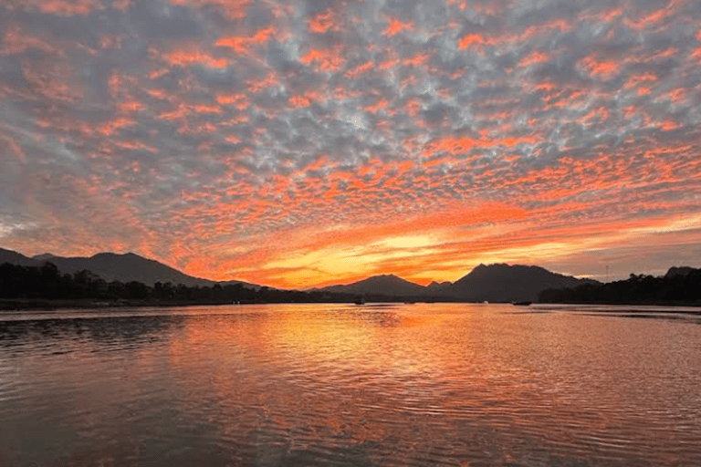 Luang Prabang: Mekong River Sunset Cruise with Snacks
