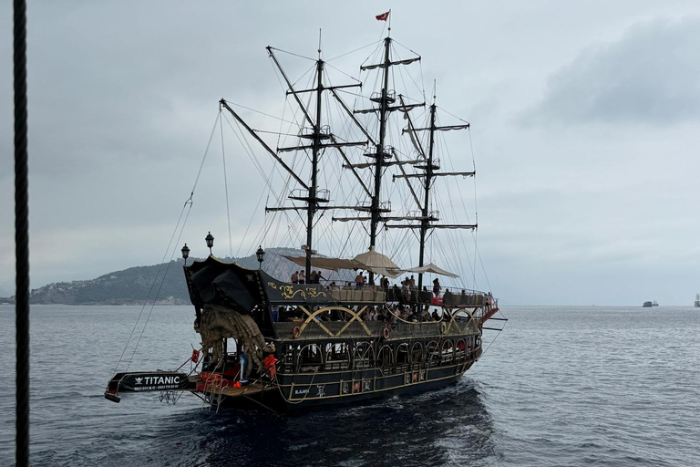 Alanya: Romantic Boat Tour with Lunch and Drinks