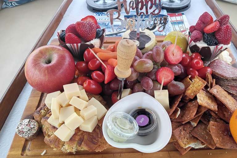 Passeio de barco romântico com vinho e queijo ou jantar surpresaPasseio de barco romântico com vinho e queijo, avistamento de lobos marinhos