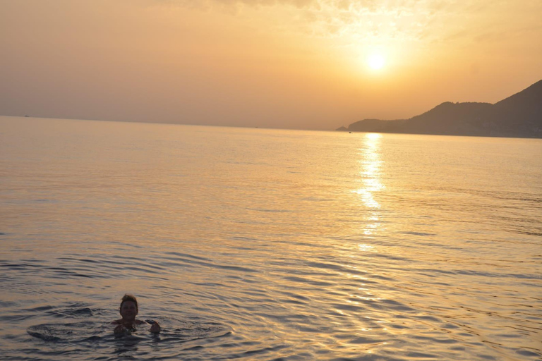 Alanya: Night Safari and Disco Boat Tour with Dinner