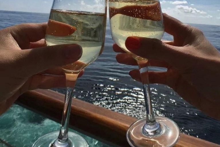 Alicante:1-hour private yacht tour with drinks and a captain