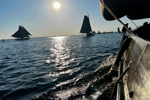 Spakenburg: Rejs autentyczną łodzią rybacką o zachodzie słońcaSpakenburg: Rejs o zachodzie słońca autentyczną łodzią rybacką