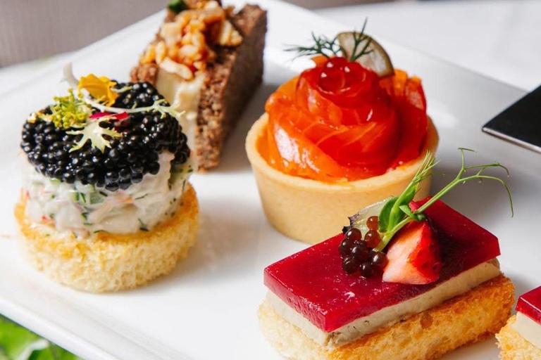 بانكوك: صالة شاي 1823 من رونفيلدت، باقات الطعام والشرابطقم شاي فاخر من جولد إندلجنس لشخصين