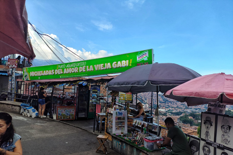 Medellín: Tour durch die Comuna 13, den Botero Park und den Metrocable mit einem lokalen Guide