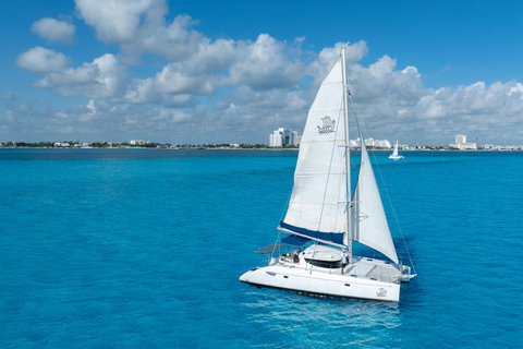 Cancun: Cruzeiro de catamarã na Isla Mujeres com mergulho com snorkel