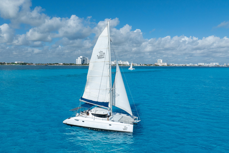 Cancun: Cruzeiro de catamarã na Isla Mujeres com mergulho com snorkel