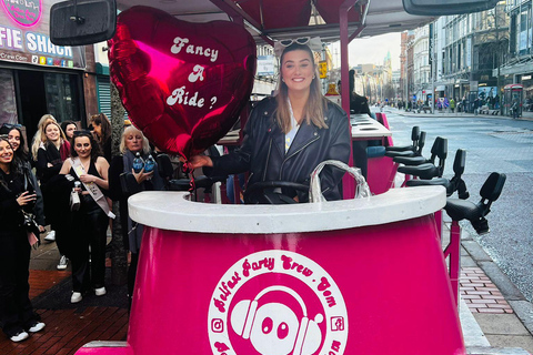 Passeio de bicicleta de luxo em Belfast para uma festa de despedida de solteira rosa