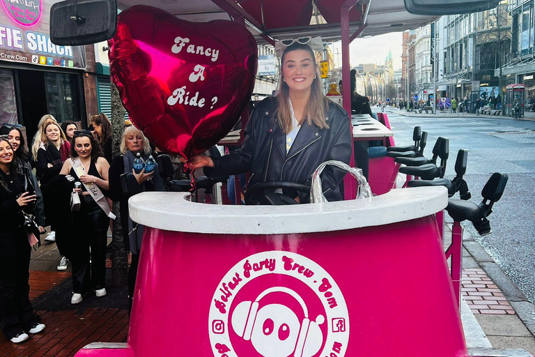 Passeio de bicicleta de luxo em Belfast para uma festa de despedida de solteira rosa