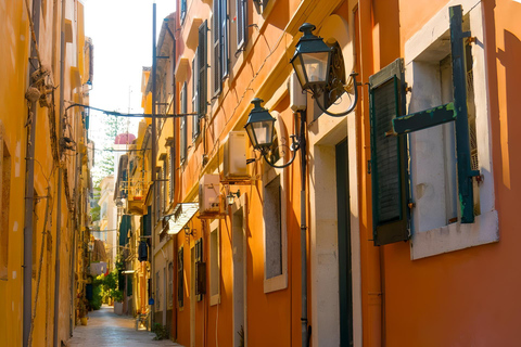 Vamos nos perder nas ruelas do centro histórico de Corfu