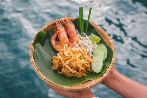 Krabi: Luxuriöse Sonnenuntergangsfahrt zu 4 Inseln mit einem Power-Katamaran