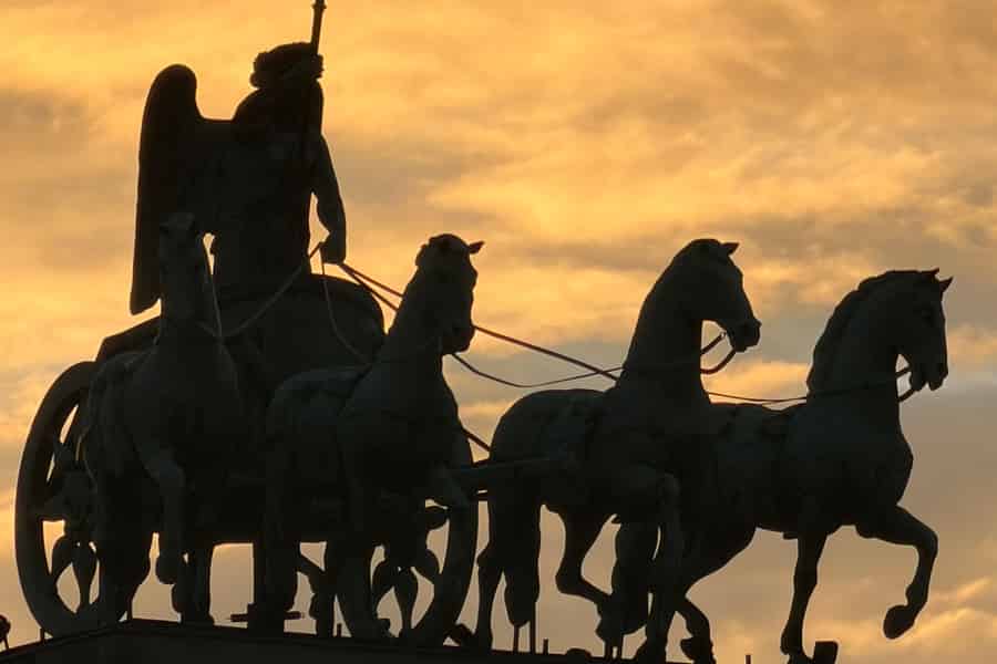 Berlin: Abendlicher Rundgang - Berühmte beleuchtete Sehenswürdigkeiten. Foto: GetYourGuide