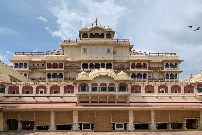 Jaipur: Un Gran Patrimonio en el Mismo Día - Heritage Rajasthanexcursión con almuerzo, entrada a los monumentos, coche y guía local solamente.