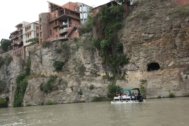 Old Town Walking Tour and Boat Ride in Tbilisi