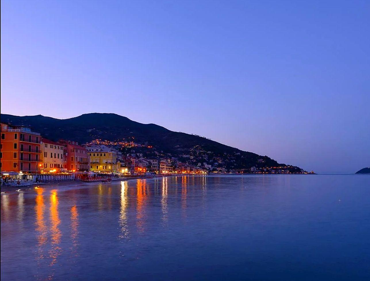 Alassio: Panorama-Aperitif bei Sonnenuntergang auf einem Boot auf dem ligurischen Meer