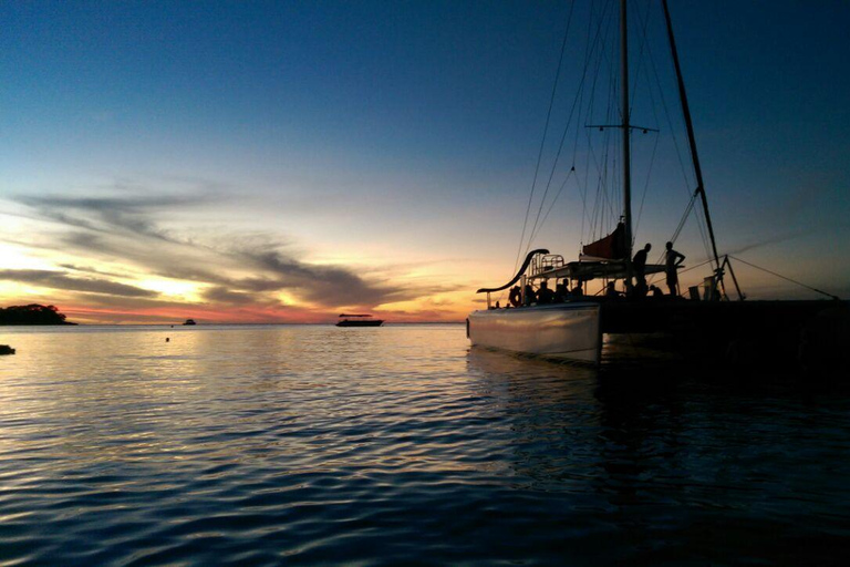 Gran Bahía: Luna de Miel/Amantes Excursión al Atardecer con Cena RománticaGran Bahía: Luna de Miel/Amantes Crucero al Atardecer con Cena Romántica