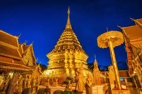 Doi Suthep de manhã cedo com cânticos de monges e esmolas