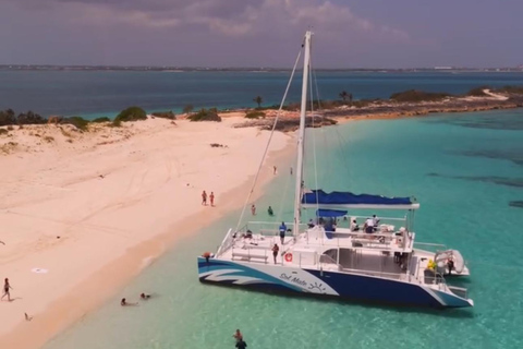 Montego Bay: Reggae Catamaran Cruise with Snorkeling