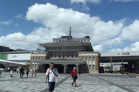 Nara: passeio ao entardecer com caligrafia e lanternasNara: caminhada ao entardecer com caligrafia e lanternas