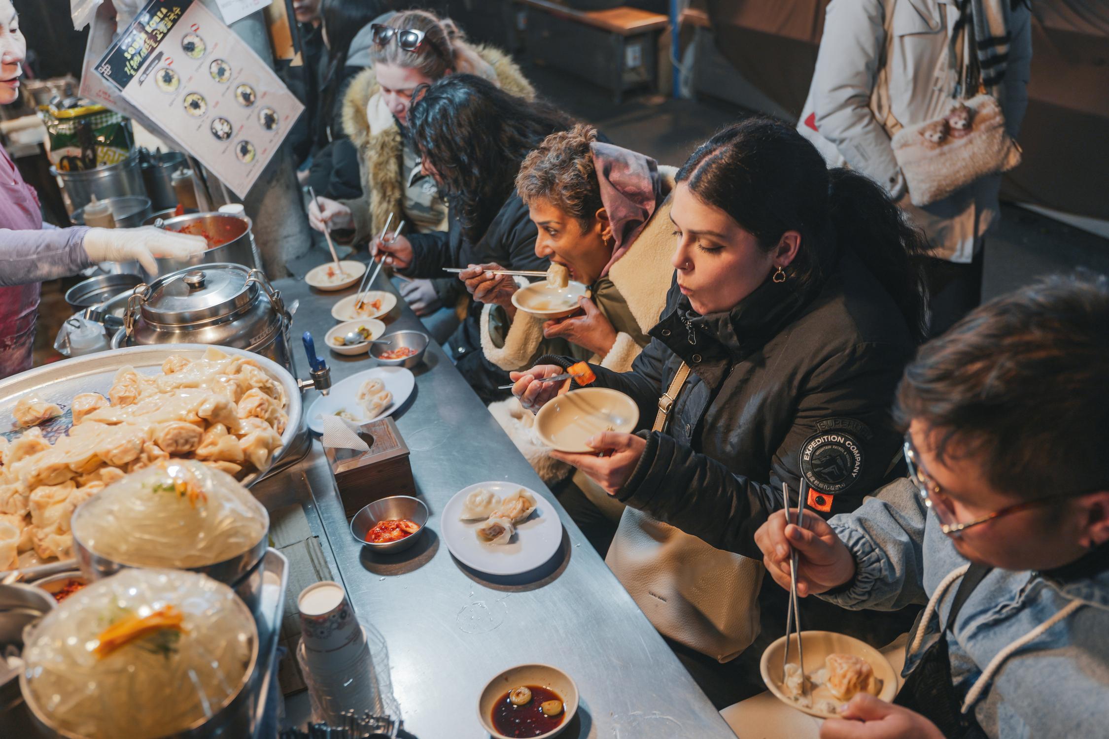 Seoul: Nachtpalast & Markt-Foodtour mit Auto