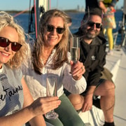 Gold Coast: Sunset Sailing Cruise incl food & drinks