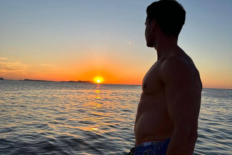 Euforia al atardecer en Ibiza en un barco privado para hasta 5 personas