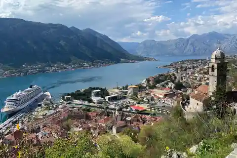 Private Montenegro Tour & Bootsfahrt - Kostümiertes Abenteuer