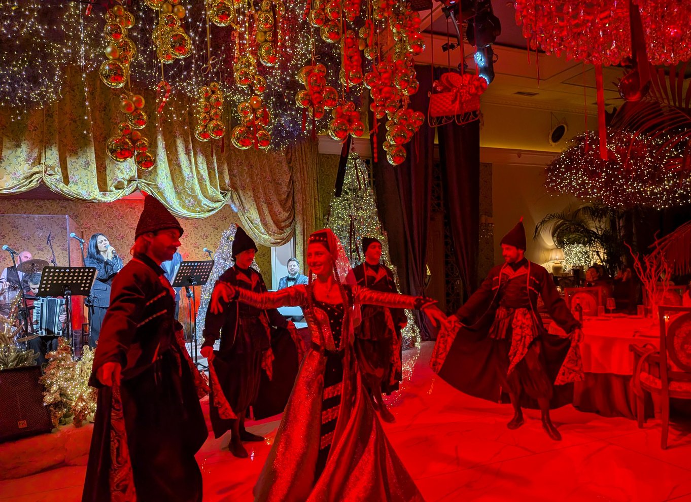 Tbilisi: georgisk middag, danseshow og afhentning på hotellet