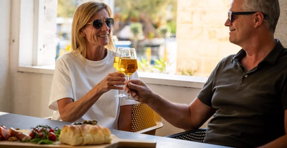 Olivenöl- und Weinprobe am Meer mit lokalen Speisen