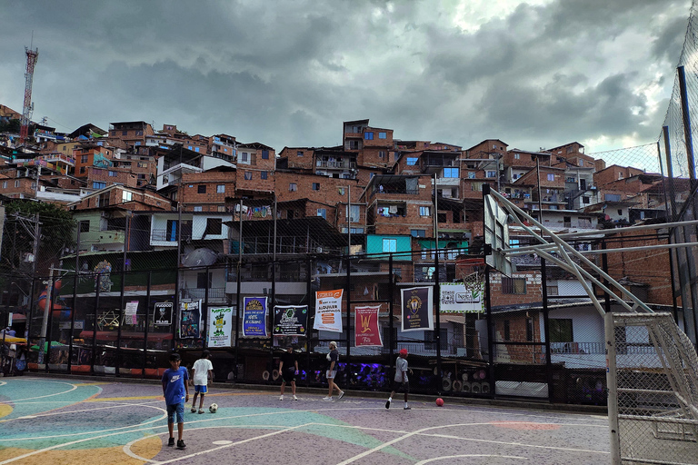 Medellín: Tour durch die Comuna 13, den Botero Park und den Metrocable mit einem lokalen Guide