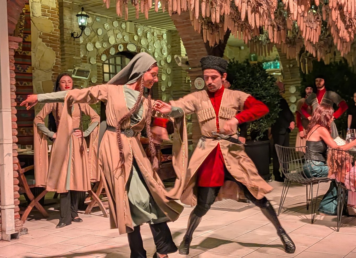 Tbilisi: Georgisk middag, danseshow og hotelafhentning
