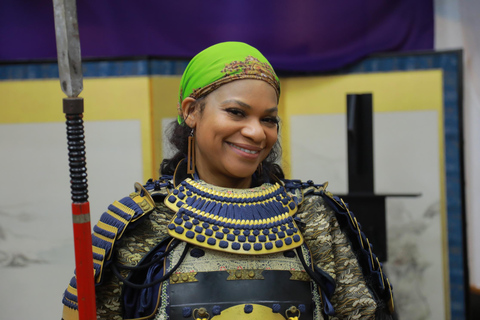 Osaka: 90 minuters lektion i samurajrustning och svärd nära slottetSamurajrustning + samurajsvärdskärning + videofilmning