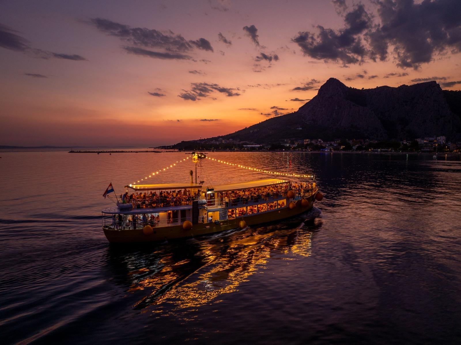 Omiš: Bootsfahrt bei Sonnenuntergang nach Pučišća (Insel Brač) mit Abendessen