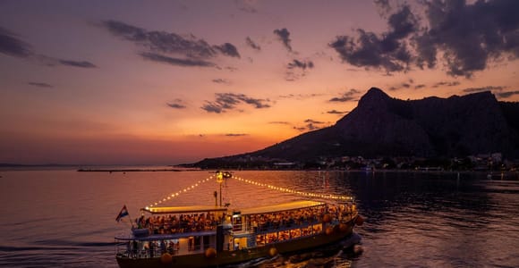 Omiš: Bootsfahrt bei Sonnenuntergang nach Pučišća (Insel Brač) mit Abendessen