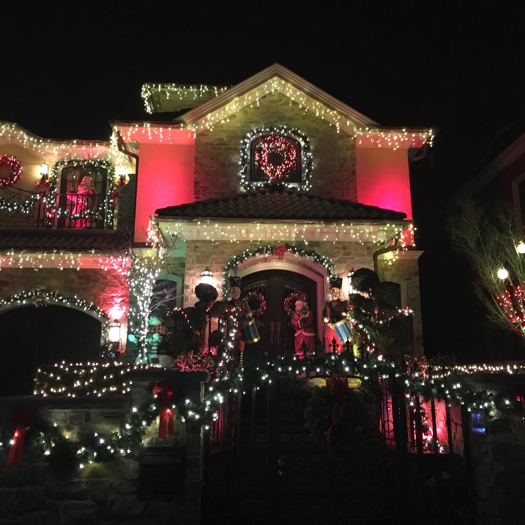 NYC: Tour de Luces de Navidad and Dyker Heights | GetYourGuide, image size:1080x1080