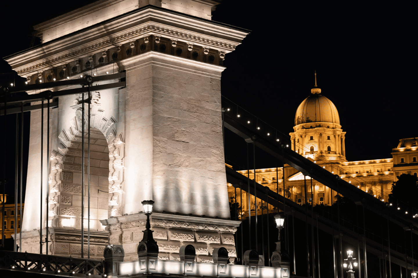 Budapest: Dinner Cruise with Live Music & Unlimited Drinks