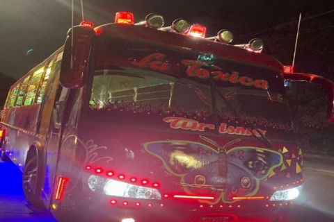 Cartagena:Chiva Party Bus mit OpenBar von Rum und Disco!Cartagena: Chivaparty-Bus mit offener Bar mit Rum!