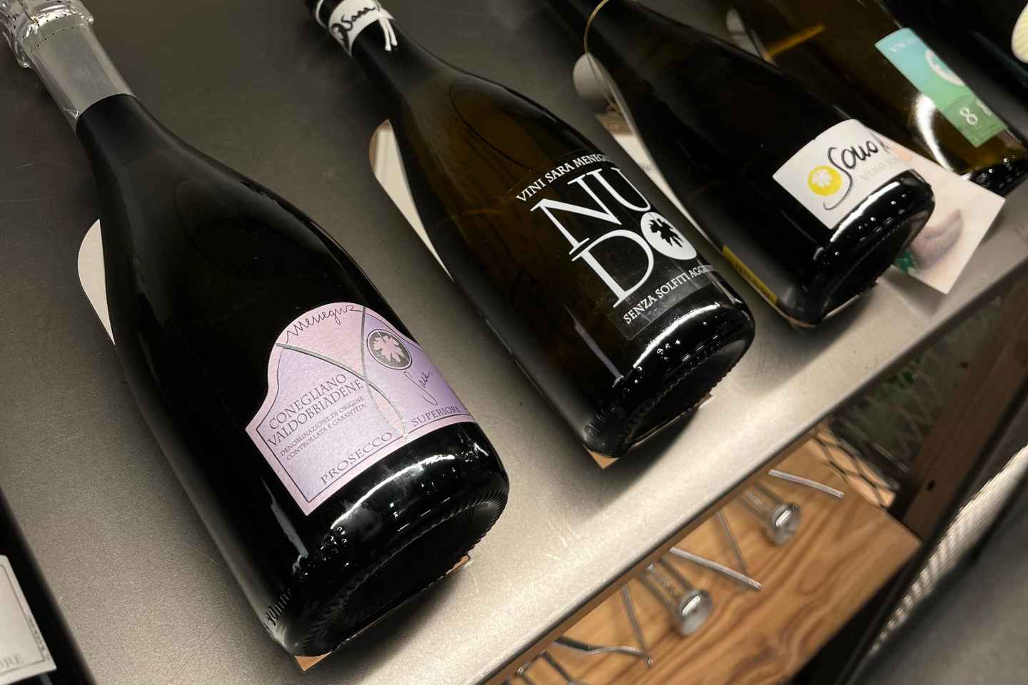 Degustazione di vini in cantina di famiglia
