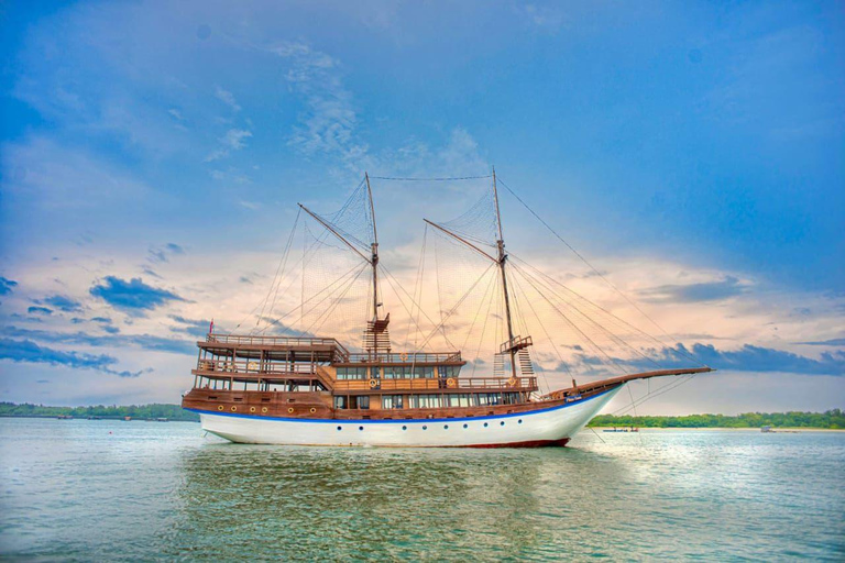 Bali: Phinisi Sunset Dinner Cruise with EntertainmentWith Transfer Ubud Area