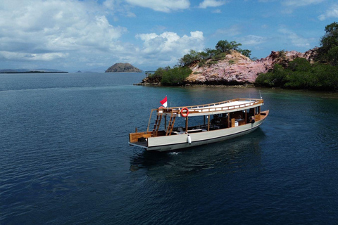 Komodo: Full-Day Sailing Trip by New Luxury Phinisi